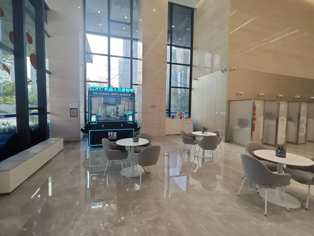 Quiosco de café robot COFEPLUS en interiores, sirviendo 24H en un edificio de oficinas de alta gama