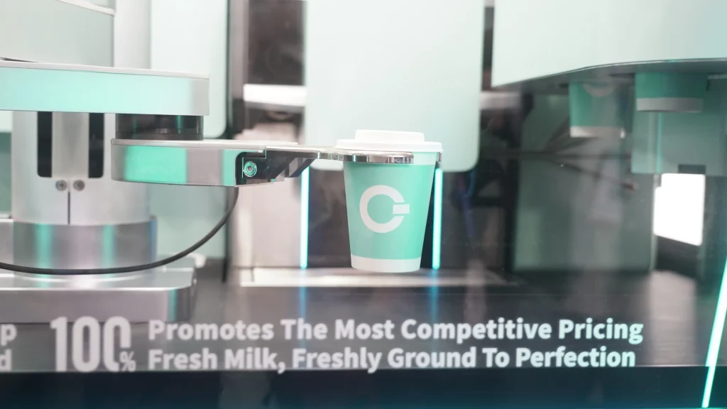 livraison de boissons du kiosque café robotisé avec bras robotique