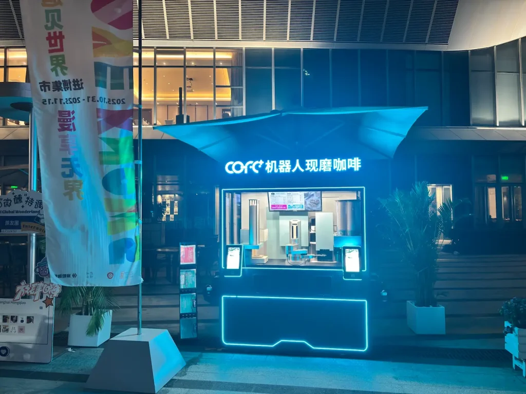 COFE+ Roboter-Kaffee-Kiosk bei der China International Import Expo bei Nacht